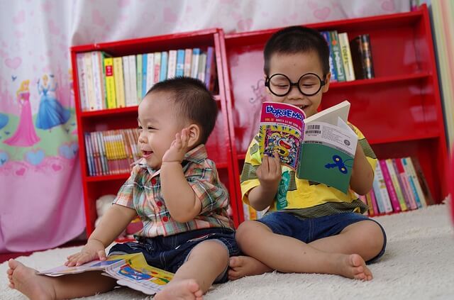 Dzieci samodzielnie czytają książki z obrazkami