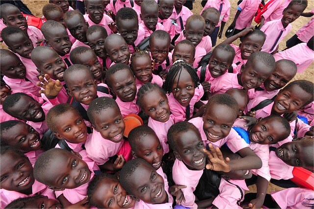 Dzieci z Afryki w różowych koszulkach