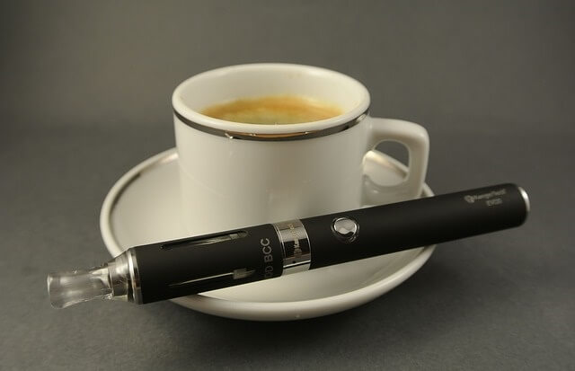 E-papieros i filiżanka kawy