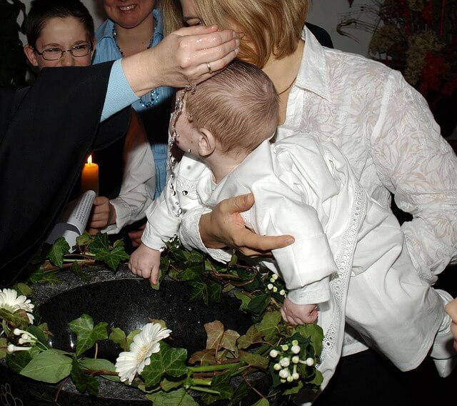 Matka trzyma dziecko do chrztu