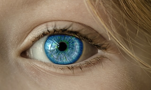 Oko z błękitną tęczówką