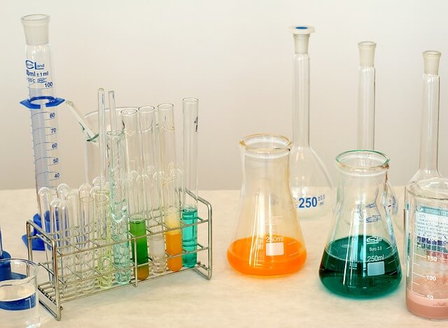 Pojemniki laboratoryjne z kolorowymi cieczami