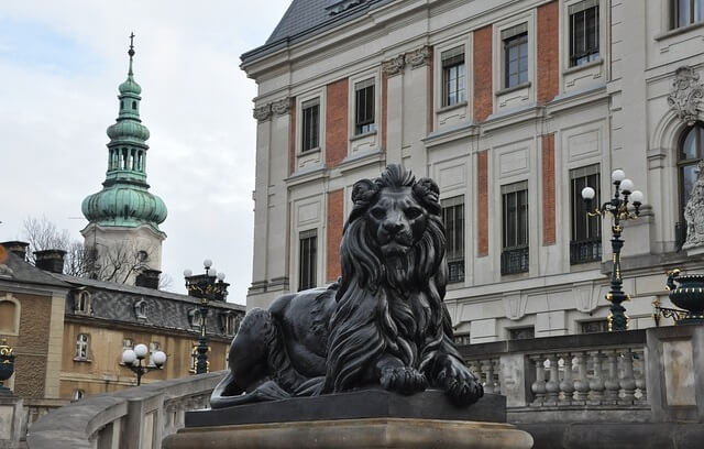 Pałac w Pszczynie i widok rzeźby lwa