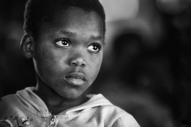 Afrykański chłopiec ze smutną miną