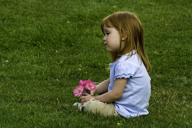 dziecko-dziewczynka-kwiaty-trawa