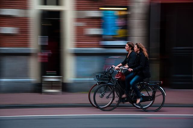 rowerzystki jadą rowerem po ścieżce