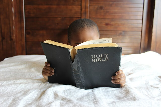 chłopak czyta biblię
