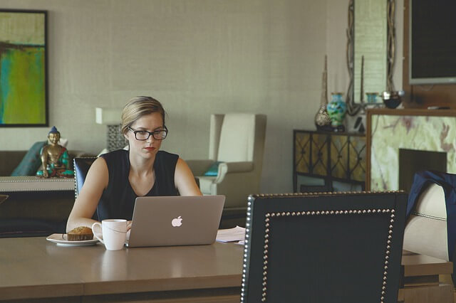 kobieta bizneswoman pisząca na laptopie