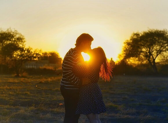 pocałunek na tle słońca