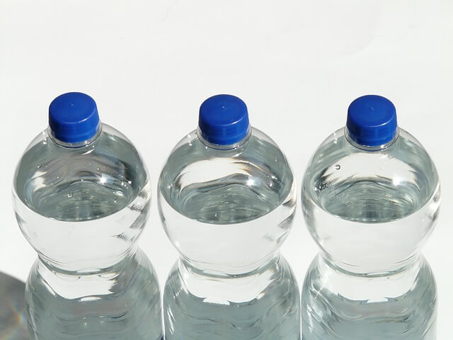 Trzy butelki wody