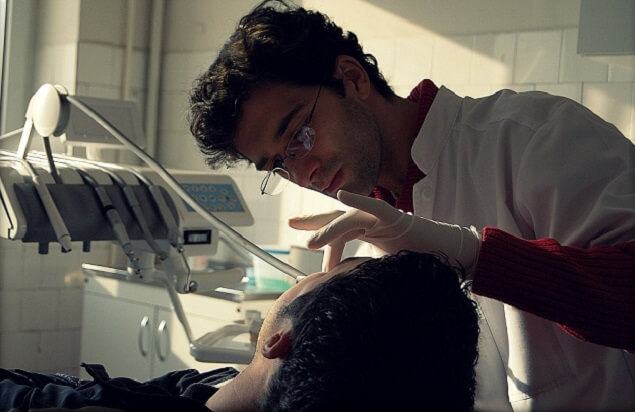 Dentysta leczący pacjenta