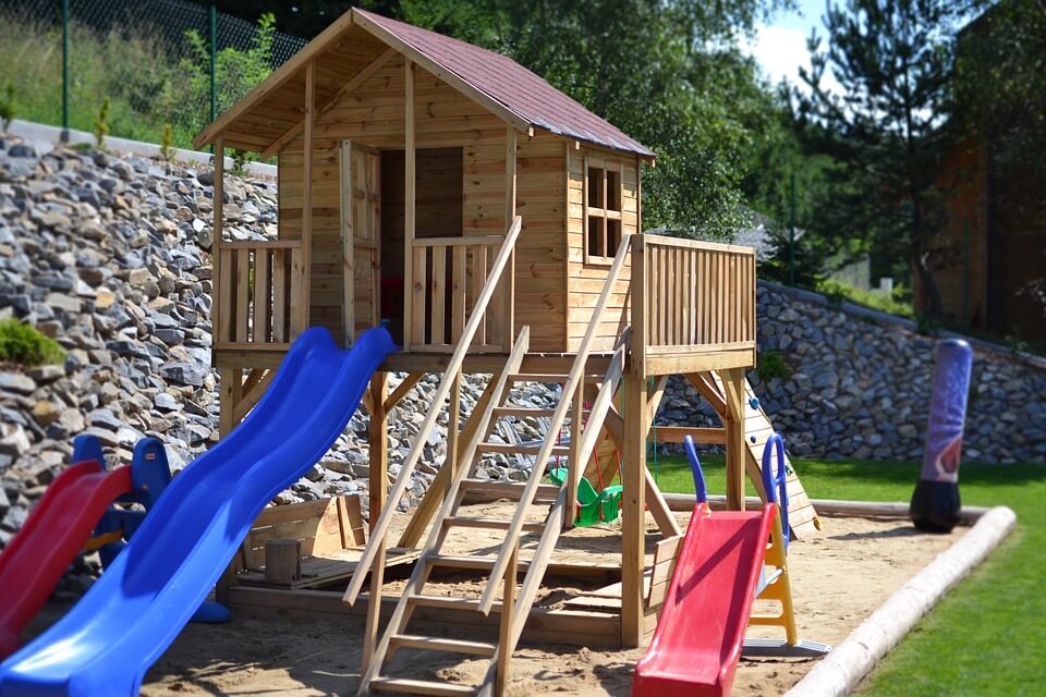 Drewniane domki dla dzieci