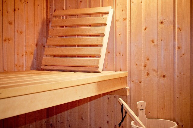 Pięknie oświetlona drewniana sauna