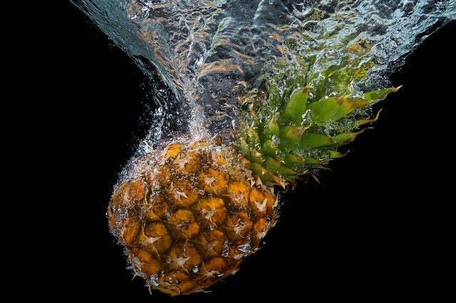 Owoc ananasu zanurzony głęboko w wodzie