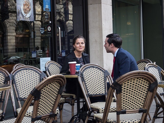 Para siedzi w kawiarni