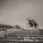 wózek inwalidzki na szczycie schodów