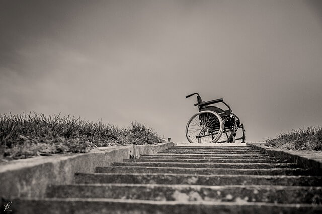 wózek inwalidzki na szczycie schodów