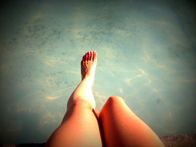 nogi nad wodą