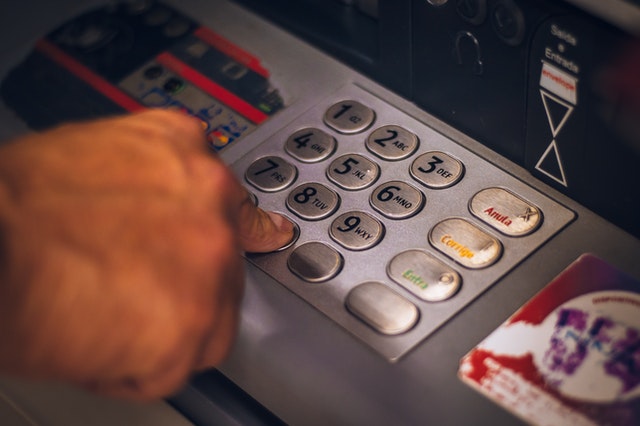 przyciski na bankomacie