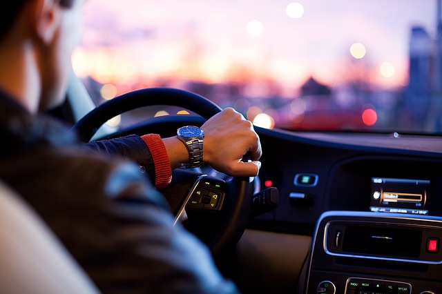 Mężczyzna prowadzi auto
