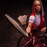 Kobieta na wózku sportowym z rakietą do tenisa stołowego